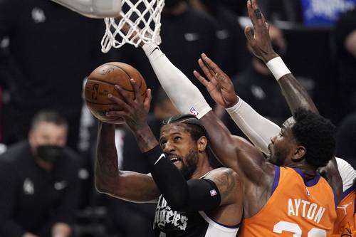 Paul George tuvo una noche espectacular y fue el artífice del triunfo de los Clippers de Los Ángeles por 106-92 ante Phoenix para acortar la serie 2-1 con ventaja de Suns en la final de la Conferencia Oeste. El jugador se lució en el Staples Center al ser el máximo anotador con 27 puntos, 16 rebotes y siete asistencias, y un sorprendente tiro triple desde media cancha en la agonía del tercer cuarto. Estuvo acompañado en la ofensiva con Reggie Jackson quien hizo 23 unidades. Los visitantes se apoyaron con sus mejores encestadores, DeAndre Ayton, quien contribuyó con 18 puntos, Devin Booker, que saltó a la duela con una careta transparente y consiguió 15 tantos, mientras el veterano base Chris Paul sumó otros 15 en su retorno a la cancha después de estar aislado desde hace una semana por los protocolos contra el coronavirus. El cuarto encuentro, de los posibles siete que se realizan en estas instancias en la NBA, se disputará mañana.