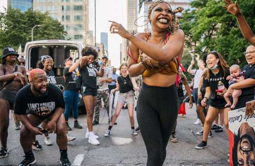 Festejos en las calles de Minneapolis tras darse a conocer la sentencia al ex agente Derek Chauvin.