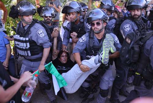 Detención de un manifestante en un punto policial de ingreso al barrio de Sheikh Jarrah en Jerusalén Este.