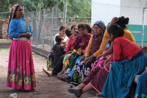 Huicholes de Bancos de Cohamiata, en Durango, esperaron más de siete horas a personal del Tribunal Agrario, el cual no se presentó a ejecutar una sentencia para restituir al pueblo tierras ancestrales.