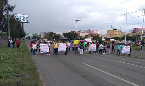 Vecinos de la colonia Valle de Aragón, primera sección, municipio de Nezahualcóyotl, bloquearon ayer por más de una hora los carriles centrales y laterales de la Avenida Central para denunciar la construcción ilegal de una gasolinera en la locali-dad. Funcionarios de la demarcación dialogaron con los inconformes para que liberaran la vía y se comprometieron a enviar una patrulla al lugar para evitar que continúen los trabajos.