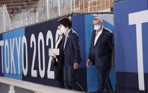 El vicepresidente del COI, John Coates, a la derecha, y la titular del comité organizador de los Juegos Olímpicos de Tokio 2020, Seiko Hashimoto, en el centro, insisten en que hacen todo lo posible para tener una justa veraniega “segura”.