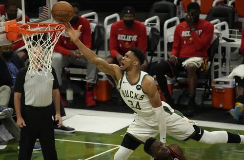 Giannis Antetokounmpo comandó el juego con 25 puntos y nueve rebotes.