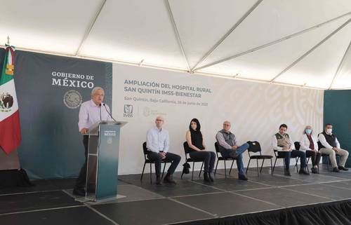 El presidente Andrés Manuel López Obrador inauguró la ampliación del Hospital Rural de San Quintín. Lo acompañan Carlos Torres, secretario técnico de Presidencia; Victoria Rodríguez, subsecretaria de Hacienda; el gobernador Jaime Bonilla; Zoé Robledo, director del IMSS; Gisela Lara, titular del Programa IMSS-Bienestar, y Jorge Alberto López, presidente del Consejo fundacional del municipio.