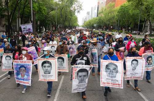 Familiares de los 43 normalistas de Ayotzinapa marcharon para exigir que los presenten vivos.