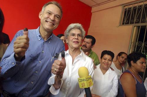 En imagen de 2004, cuando fue candidato a alcalde, el ex diputado Pedro Joaquín Chamorro Barrios y su madre, la ex presidenta Violeta Barrios de Chamorro.
