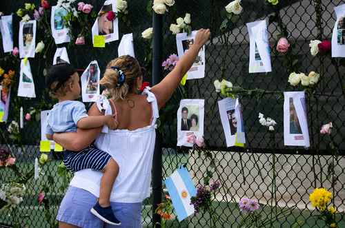 Memorial improvisado cerca del edificio que se desplomó en Surfside, en Miami.