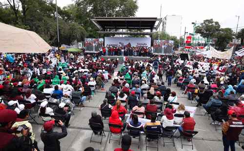 PROMUEVEN CONSULTA SOBRE EX PRESIDENTES. La plana mayor de Morena, encabezada por su dirigente Mario Delgado, además de alcaldes y legisladores, llevaron a cabo una asamblea informativa ayer en el Monumento a Lázaro Cárdenas, en la colonia Doctores de la Ciudad de México.