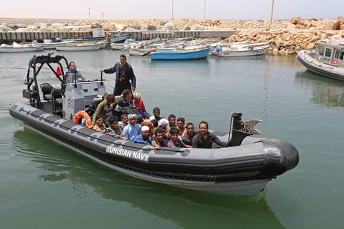 Fuerzas navales tunecinas rescataron a 178 migrantes cuya embarcación naufragó con saldo de dos muertos, en la peligrosa travesía de África hacia Europa por el Mediterráneo, informó el Ministerio de Defensa de Túnez. Una plataforma petrolera cercana hizo la llamada de alarma. Los indocumentados son de Bangladesh, Eritrea, Egipto, Mali y Costa de Marfil.