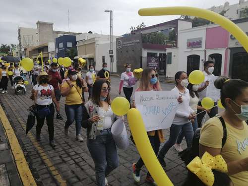 Enfermos de cáncer y de insuficiencia renal marcharon ayer en Tepic, Nayarit, del Centro Estatal de Cancerología al palacio de Gobierno, en protesta por la falta medicamentos y las malas condiciones del Instituto de Seguridad y Servicios Sociales de los Trabajadores del Estado para realizar hemodiálisis, ya que el elevador no sirve y los pacientes tienen que subir hasta el tercer piso, ya sea por su propio pie o cargados por familiares. Ninguna autoridad atendió a los quejosos, entre ellos varios menores de edad con esos padecimientos.