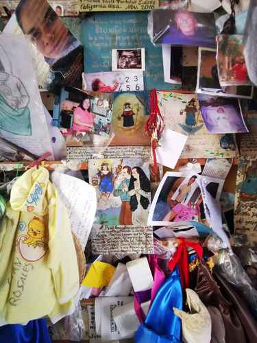 Exvotos y milagros llenan los muros del santuario del Santo Niño de Atocha, ubicado en la comunidad de Plateros, municipio de Fresnillo, Zacatecas, además de pinturas, fotografías y textos alusivos a personas desaparecidas.