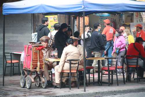 Pese a estar en semáforo amarillo de la pandemia de Covid-19 y el número de contagios se incrementó en las semanas recientes, la reactivación económica continúa en la Ciudad de México, muestra de ello es la movilidad de personas en restaurantes y negocios del Centro Histórico, como en los ubicados en la calle 5 de Mayo.