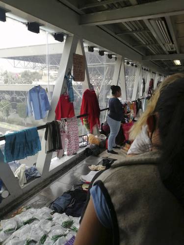 La estación Chabacano de la línea 2 del Metro es una de las al menos 20 donde se han apoderado del espacio para ofrecer su mercancía, como ropa, la cual cuelgan de ventanas y pasamanos.