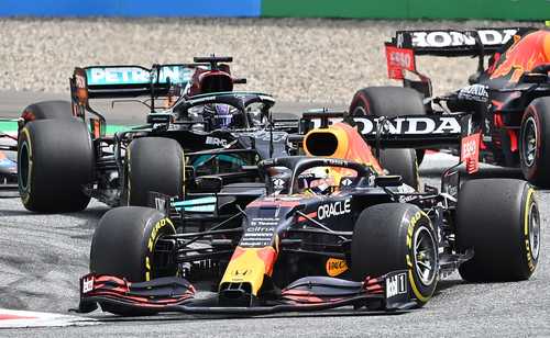 El holandés Max Verstappen conservó el primer lugar durante toda la carrera, sin dar oportunidad a la embestida del británico Lewis Hamilton. Atrás, el monoplaza de Sergio Pérez, que venía tercero.