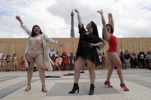  Durante el desfile de tallas grandes en la plaza Trocadero, en París. Foto Afp