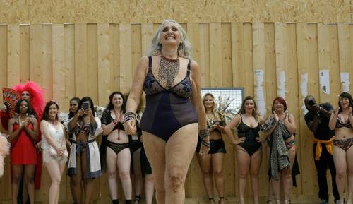  Caroline Ida Ours durante el desfile de tallas grandes en la plaza Trocadero, en París Foto Afp