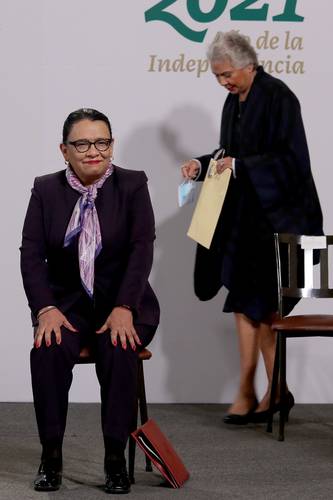 COMPROMISO DE LA SSPC. Las secretarias de Seguridad, Rosa Icela Rodríguez, y de Gobernación, Olga Sánchez Cordero, acompañaron ayer al Presidente en su conferencia matutina, en la que la primera ofreció llevar a cabo una mejor clasificación de los feminicidios, un delito que, dijo, se minimizó durante décadas, por lo que adecuarán el registro nacional, “sin importar que esa suma implique un aumento en las estadísticas”.