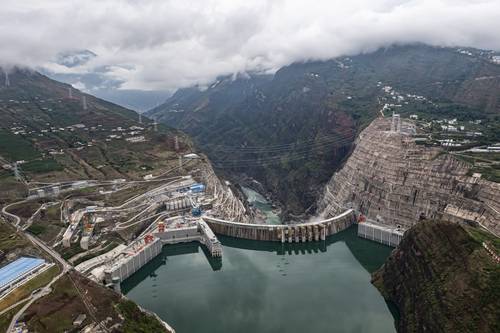 La central hidroeléctrica de Baihetan, de 289 metros de altura, situada en el suroeste de China, tiene una capacidad total instalada de 16 mil megavatios, lo que significa que podrá generar cada día suficiente electricidad para satisfacer las necesidades energéticas de 500 mil personas durante todo un año. La obra ha sido criticada por sus afectaciones ecológicas.