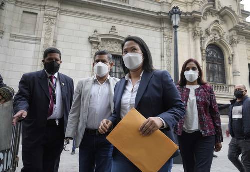 Keiko Fujimori, candidata a la presidencia de Perú por el partido Fuerza Popular, acudió ayer al palacio de gobierno con la intención de entrevistarse con el mandatario Francisco Sagasti, quien no la recibió, por lo que sólo le dejó una carta en la cual solicita se realice una auditoría internacional a los comicios del 6 de junio, en los que la derechista denuncia un “fraude” del cual no ha presentado ninguna prueba y cuyos resultados favorecen al izquierdista Pedro Castillo.