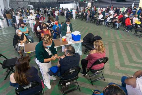 Residentes de la alcaldía Iztacalco de 40 a 49 años de edad recibieron ayer la segunda dosis del inmunógeno contra el Covid-19 en el Palacio de los Deportes.