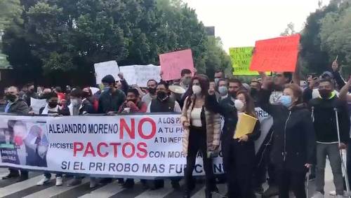 PRIÍSTAS EXIGEN RENUNCIA DE ALEJANDRO MORENO. En un acto inédito, militantes del PRI bloquean los accesos a la sede nacional del partido en exigencia de la renuncia de su dirigente, Alejandro Moreno.