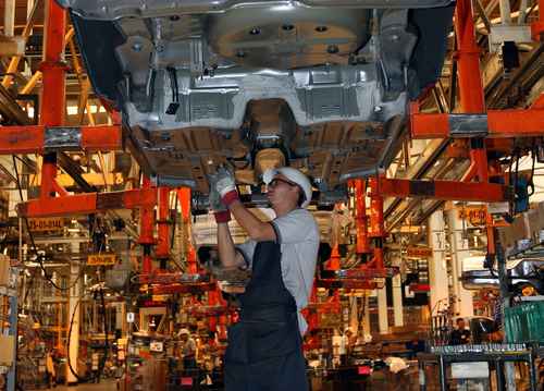 La vigorosa demanda de chips proviene de sus asombrosas aplicaciones en inteligencia artificial, vehículos autónomos, computación, entre otros. En la imagen, línea de producción de General Motors en Coahuila.