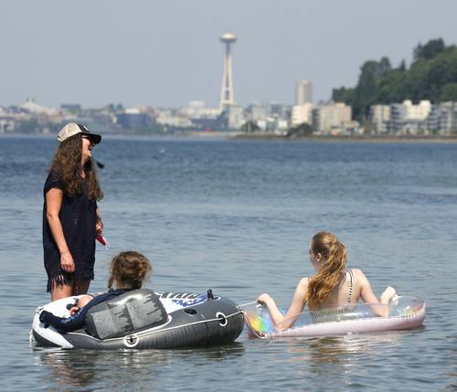  Una familia se refresca en la playa Alki, en Seattle, Washington, ante la advertencia de que continuará el calor excesivo luego de temperaturas récord que golpean la región. Foto Afp