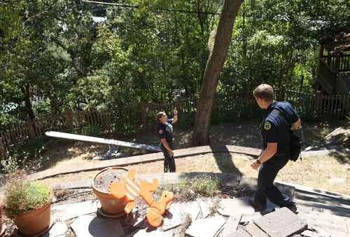  Inspectores forestales de prevención trabajan en un área conocida como “espacio defendible” en California, donde ayudan a los propietarios de terrenos a identificar posibles riesgos de incendio. Foto Afp