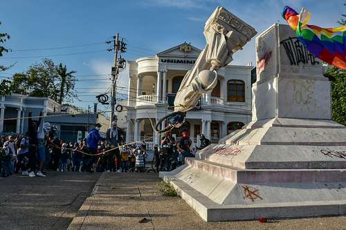 Al cumplirse dos meses del estallido social en Colombia, inconformes derrumbaron una estatua de Cristóbal Colón durante una protesta contra el gobierno del presidente Iván Duque, en una plaza de Barranquilla.