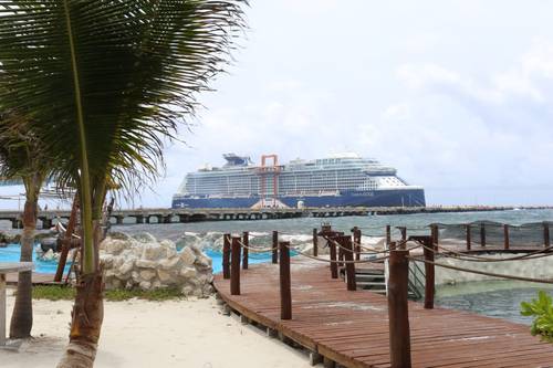 El crucero Celebrity Edge, de la empresa Royal Caribbean, arribó ayer al puerto de Costa Maya, en Mahahual, Quintana Roo, con mil 176 pasajeros, todos vacunados contra el Covid-19.