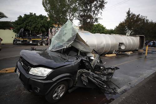 Un carro-tanque que transportaba agua volcó sobre una camioneta en el Eje 5 Sur y República Federal, en la alcaldía Iztapalapa. Por fortuna, los servicios de emergencia de la Ciudad de México no reportaron personas lesionadas, sólo daños materiales.