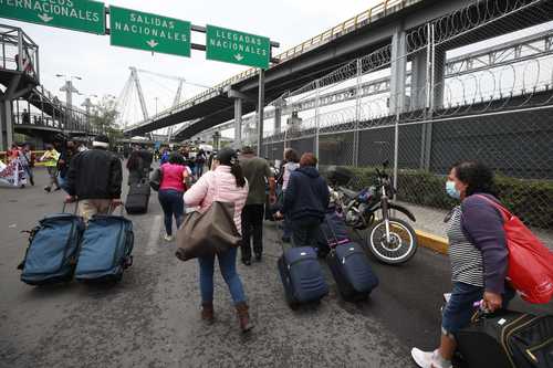 POLICÍAS TRASLADARON A PASAJEROS. Policías capitalinos llevaron en sus patrullas a pasajeros del AICM que quedaron varados por el bloqueo de padres de niños con cáncer.