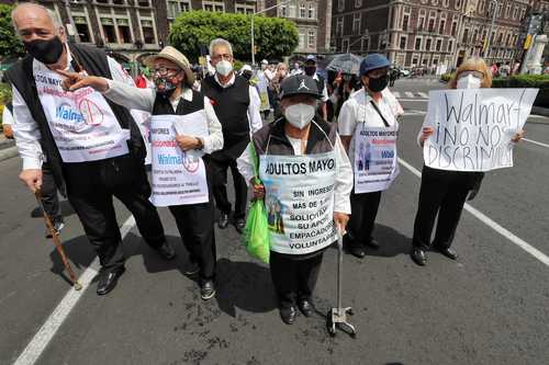 El 23 de junio, personas de la tercera edad demandaron que se les permita laborar como empacadores voluntarios en la cadena de tiendas.