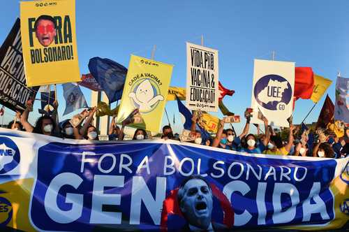 La oposición brasileña registró ayer un “superpedido de impeachment” contra el presidente Jair Bolsonaro en la Cámara de Diputados, hasta donde llegaron manifestantes para exigir la renuncia del mandatario. El documento reúne un centenar de pedidos de destitución ya entregados a la cámara con más de 20 acusaciones. En este contexto, la Procuraduría de la República en el Distrito Federal de Brasil abrió una investigación criminal sobre las negociaciones para la adquisición de la vacuna contra el Covid-19 Covaxin, informó ayer la prensa local.