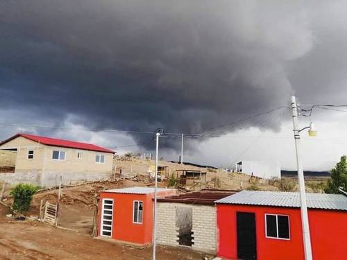 Un fenómeno meteorológico llamado nube cinturón o nube de repisa, que suele generar vientos peligrosos, se observó ayer en el municipio de Buenaventura, Chihuahua, sin causar afectaciones.