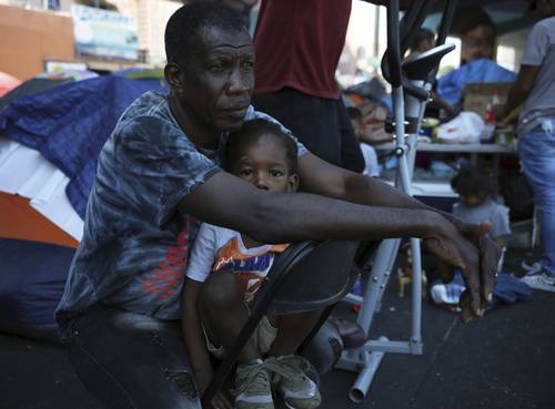 Mientras ONG recriminan a las autoridades mexicanas por el trato hacia los migrantes indocumentados en la frontera sur, al norte del país están acampados cientos de solicitantes de asilo a Estados Unidos que llevan dos años de espera. Es el caso de Dor Louis (imagen), quien dejó Haití debido a la violencia que presuntamente sufrió allí.