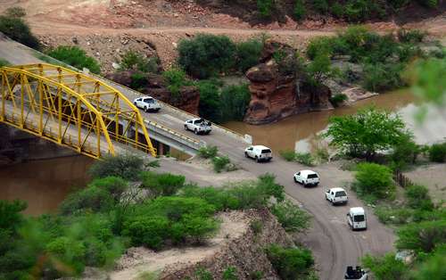 Al menos cuatro vehículos utilizados para el traslado de cadáveres son escoltados por un convoy de militares y policías ministeriales desplegados luego del enfrentamiento entre presuntos miembros de los cárteles Jalisco Nueva generación y de Sinaloa en la comunidad de San Juan Capistrano, municipio de Valparaíso.