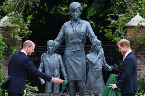 Los príncipes Guillermo y Enrique develan una estatua de su madre, la princesa Diana en el Sunken Garden en el Palacio de Kensington.