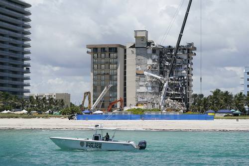 Dos cuerpos fueron descubiertos ayer entre los escombros del edificio que colapsó en Florida el 24 de junio, lo que elevó el número de muertos a 20, con 126 personas aún desaparecidas. Esta cifra se redujo de 145 luego de eliminar nombres duplicados y de que algunos habitantes reportados como desaparecidos se presentaron sanos y salvos. Las autoridades locales planean derribar lo que queda en pie del edificio debido a la inestabilidad de la estructura.