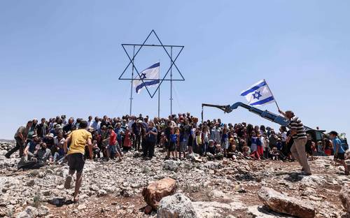Colonos israelíes se tomaron una fotografía grupal antes de ser obligados a abandonar sus casas móviles en Eviatar en Beita, cerca de la ciudad palestina de Nablus, en el norte de Cisjordania.