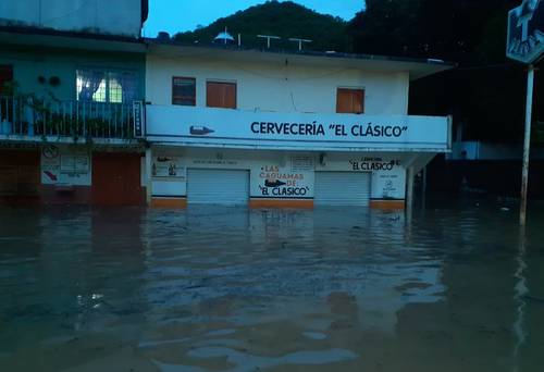 Al menos 15 casas del municipio de Coxcatlán, en San Luis Potosí, resultaron afectadas por el desborde del arroyo Huehuetlán, debido a las recientes lluvias.