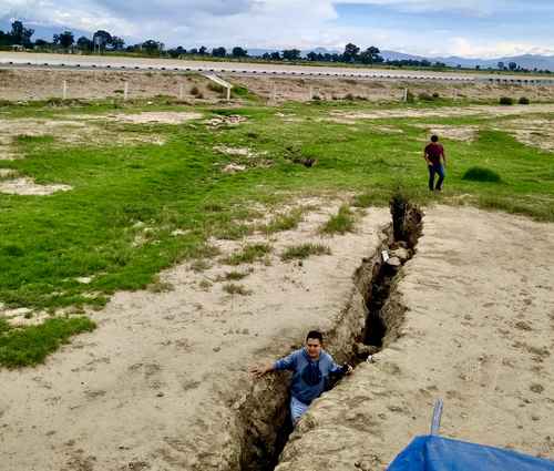 Integrantes del Frente de Pueblos en Defensa de la Tierra de San Salvador Atenco reportaron la aparición de grietas en ejidos y en la lateral del río Papalotla desde el 13 de mayo, y que se han extendido en un radio de cinco kilómetros.