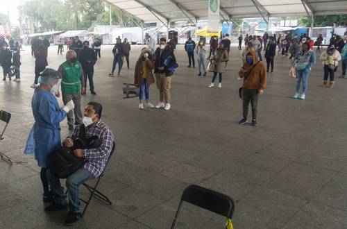 En el kiosco de la salud de Iztapalapa, la gente empieza a hacer fila desde las 5 de la mañana.