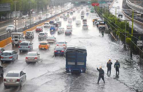 Decenas de encharcamientos por coladeras tapadas fueron la constante, como en la zona del aeropuerto.