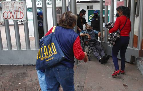 Familiares de pacientes en la entrada del hospital Xoco, en la Ciudad de México, entidad que encabeza las cifras de contagios por Covid-19 en el país.