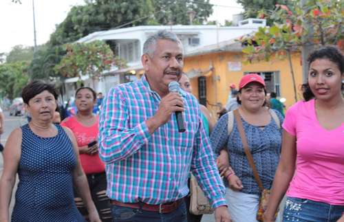 El activista David Díaz Valdez durante un recorrido en una localidad del municipio de Manzanillo, en 2019. El luchador social también fue fundador de Morena en ese municipio.