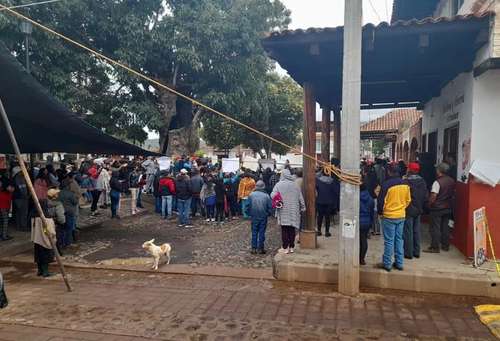 Habitantes de Zirahuén, municipio de Salvador Escalante, Michoacán, poco antes de que personas ajenas a la población suspendieran la consulta programada para el 26 de junio.