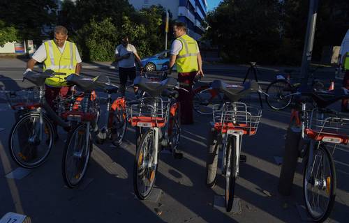 La venta de bicicletas se ha incrementado en meses recientes en Lyon, pero sus conductores también se quejan de tener que compartir la vía con los peatones y automovilistas, por lo que desean que se ponga orden.