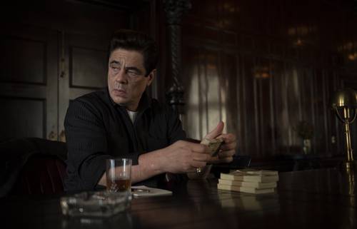 El actor Benicio del Toro en una escena de la cinta Ni un paso en falso.