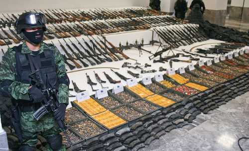 Elementos de la Secretaría de la Defensa Nacional confiscaron en Coahuila 161 armas largas y cortas, casi 100 mil cartuchos, un lanzacohetes y granadas para mortero, entre otros artículos, en junio de 2011.